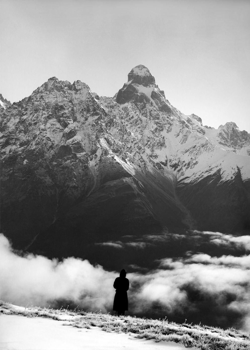 Vittorio Sella, Monte Ushba al levare del sole dal monte Mesi ad ovest di Mazeri (Soanezia), 29 settembre 1890. - Courtesy Fondazione Sella, Biella