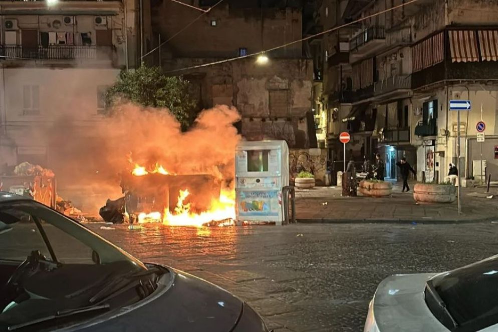 Guerriglia urbana a Napoli nella notte in cui si festeggiava Sant'Antonio Abate, il 17 gennaio - ANSA