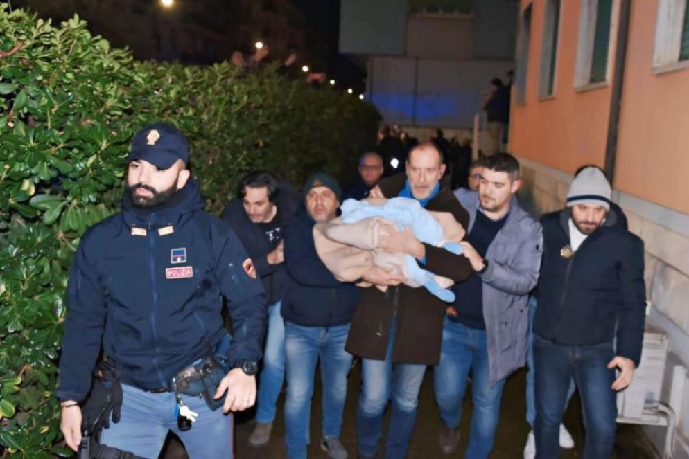 La squadra Mobile della questura di Cosenza porta via la bimba dalla casa dei due sequestratori - Ansa