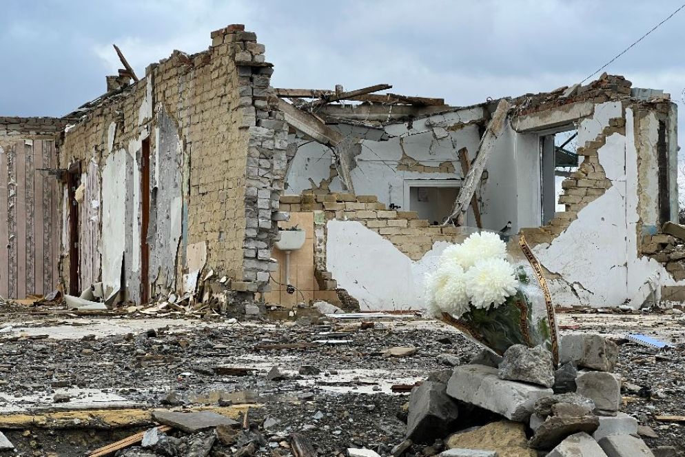 Nel villaggio di Groza i fiori commemorativi fra le macerie del bar centrato da un missile russo dove sono state uccise 59 persona - Gambassi