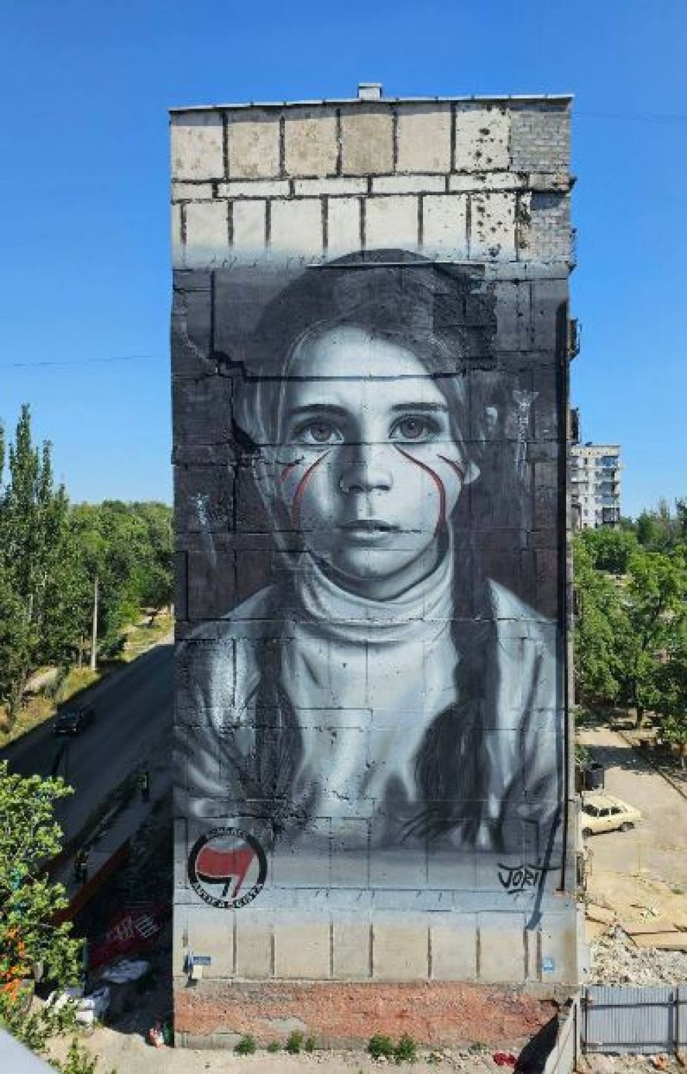 A Mariupol il murale anti-Nato dell'italiano Jorit (al secolo Ciro Cerullo) - Telegram