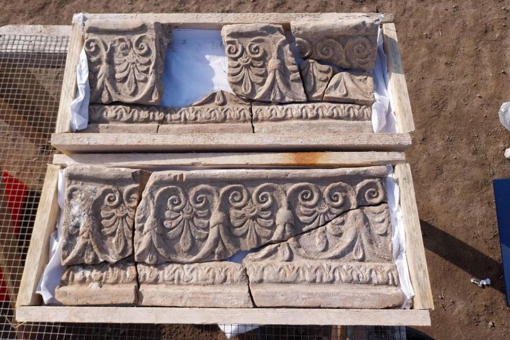 Uno dei 250 frammenti architettonici e decorativi appartenenti alla struttura del tempio greco che risale ai primi decenni del V secolo a.C., individuato nel 2019 nella parte occidentale del sito di Paestum - Ansa/Ufficio Stampa Parco Archeologico di Paestum