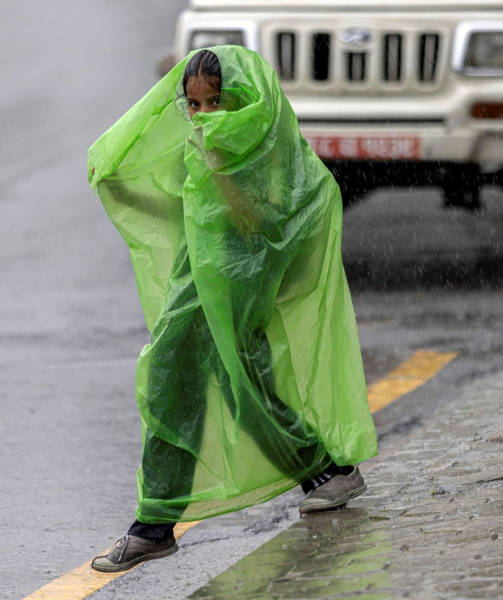 Una ragazzina torna da scuola a Kathmandu - ANSA
