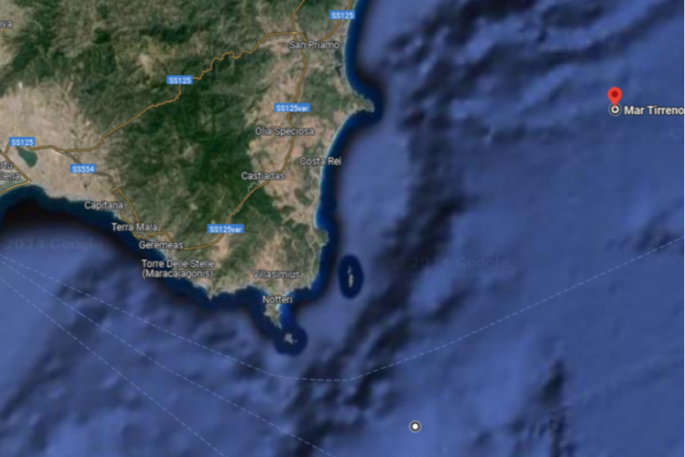 Il puntino bianco in basso corrisponde all'ultimo avvistamento radar, il punto rosso è dove sono stati trovati i rottami del Volpe 132