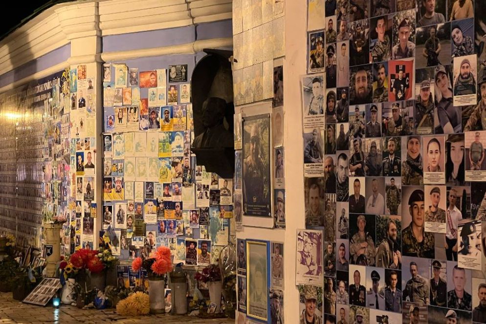 Il murale-memoriale dei caduti nella guerra fra Russia e Ucraina lungo le mura del monastero di San Michele a Kiev - Gambassi
