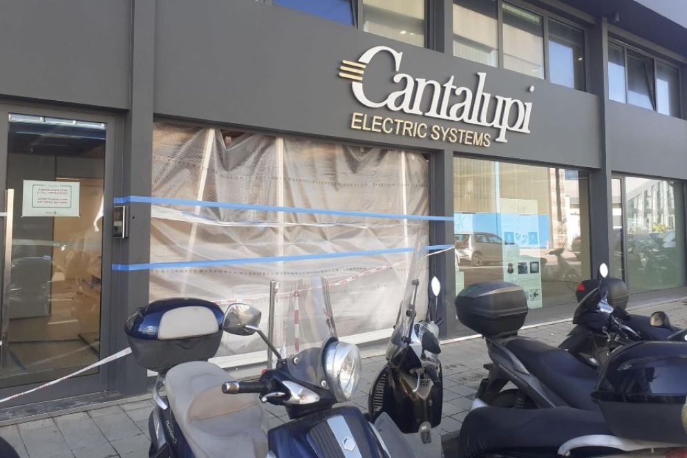 Il negozio contro cui è stata schiacciata la vittima - Ansa