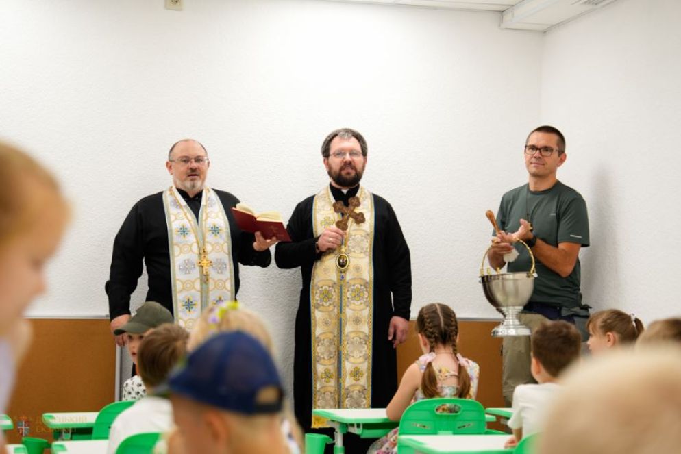 Il vescovo Maksym Ryabukha all'inaugurazione della scuola sotterraneo ospitata sotto la parrocchia di Zaporizhzhia - Facebook