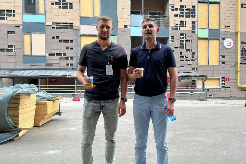 Il direttore della riabilitazione, Pavlo Andreev, e il direttore sanitario dell'ospedale pediatrico di Kiev, Serhiy Chernyshuk - Gambassi