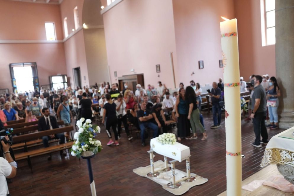 Anche i sindaci di Milano, Ponte Lambro e san Donato Milanese ai funerali della piccola Diana - Fotogramma