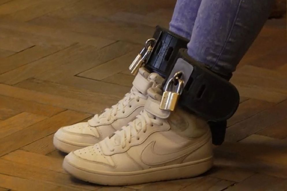 I "ceppi" ai piedi di Ilaria Salis - Ansa