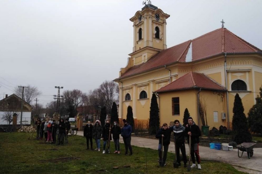 Un gruppo di giovani davanti a una chiesa cattolica in Serbia - Catholic-zr.org.rs