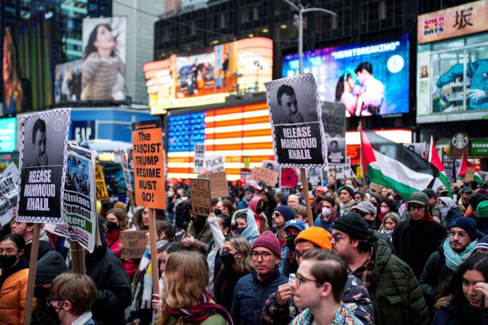 Una manifestazione a Times Square per il rilascio di Mahmoud Khalil - Reuters