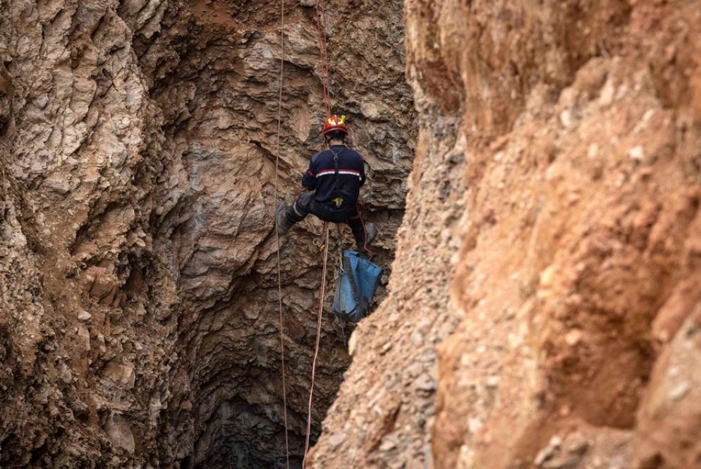 Un soccorritore scende nel tunnel scavato per raggiungere il bambino. Sono state calate sonde che portavano ossigeno, acqua, sostanze nutrienti e una telecamera - Ansa