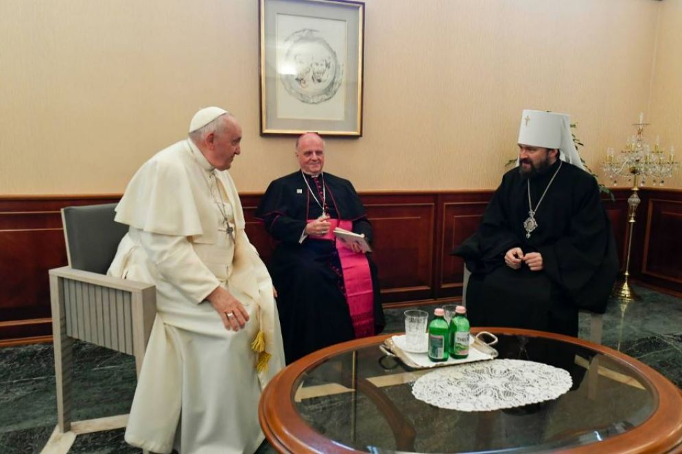 Il Papa riceve il Metropolita Hilarion di Budapest e dell'Ungheria. In mezzo, il nunzio a Budapest monsignor Banach