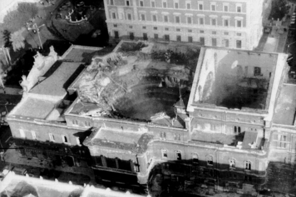 L'incendio del teatro Petruzzelli di Bari nell'ottobre 1991 - Ansa