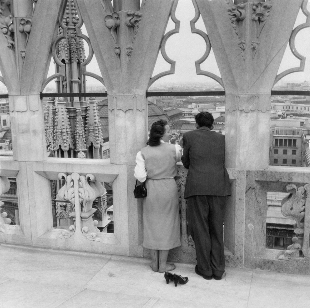 Coppia in viaggio di nozze sulle terrazze del Duomo (“Le scarpe strette”), Milano, 1954 - Archivio Mario De Biasi per Mondadori Portfolio
