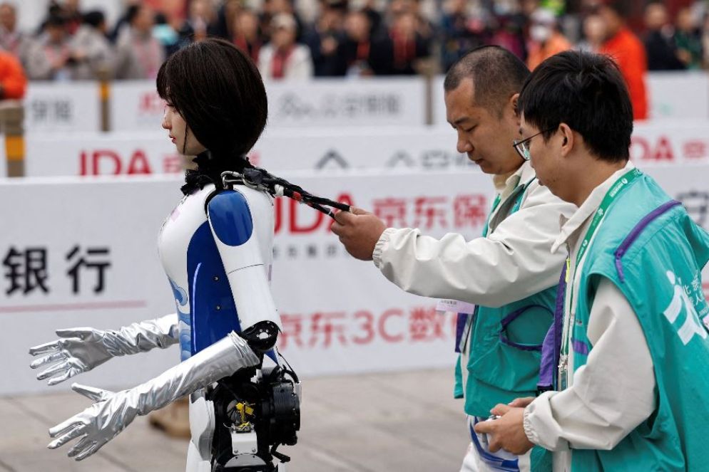 "Robot donna" alla partenza - Reuters