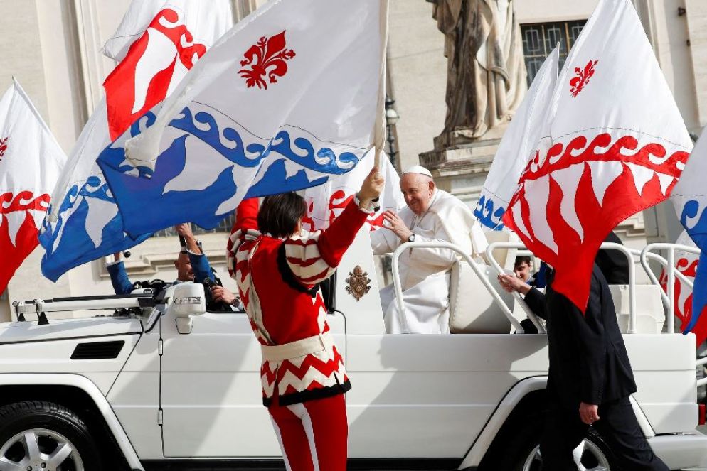 In piazza San Pietro sono tornati gli sbandieratori, con le loro bandiere variopinte. Quando il Papa ha terminato il suo giro tra i vari settori della piazza – ospitando sulla jeep bianca scoperta, ancora una volta, sei bambini e bambine muniti di cappellino giallo – lo hanno “salutato” volteggiando le loro bandiere, bianche e rosse da un lato e bianche e azzurre dall’altro, come le loro rispettive divise, sui gradini del sagrato, mentre la papamobile, scesi i piccoli ospiti, percorreva l’ultimo tratto fino al palco centrale, da cui Francesco ha dato inizio poco dopo all’udienza generale. - Reuters