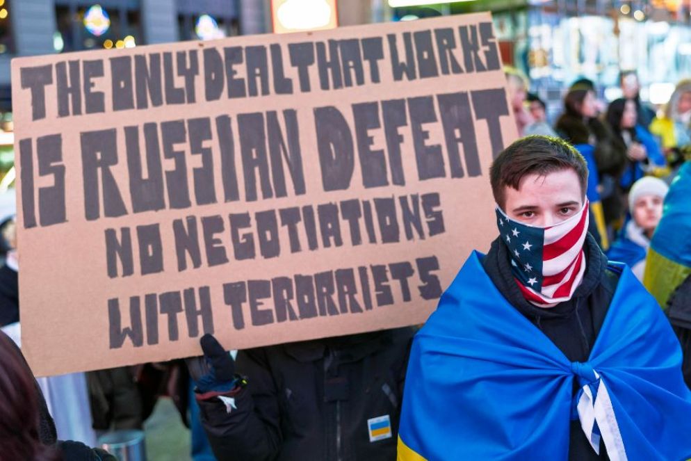 Una manifestazione a New York in occasione dell'anniversario dell'invasione russa in Ucraina - Ansa