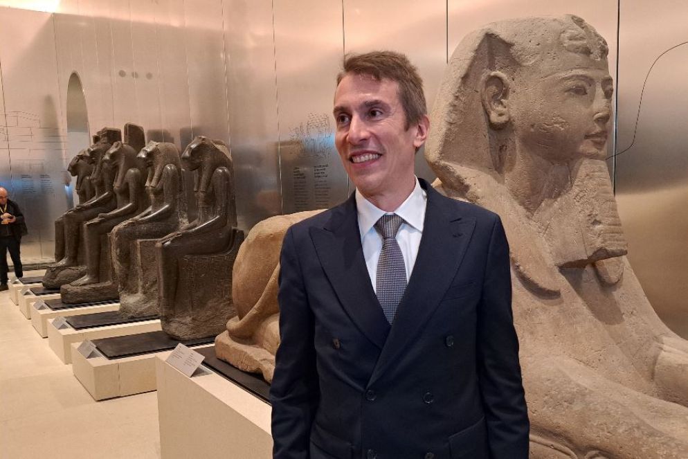 Il direttore Christian Greco e le nuove pareti lucenti in alluminio - L. Bellaspiga