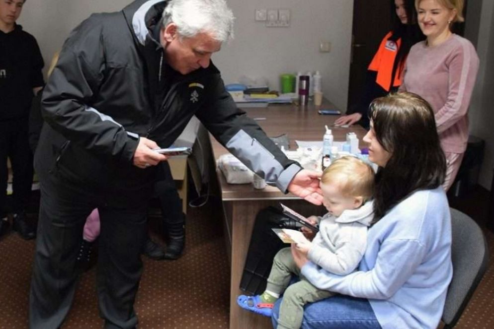 Il cardinale Krajewski con alcuni sfollati dalle zone di guerra - Vatican Media