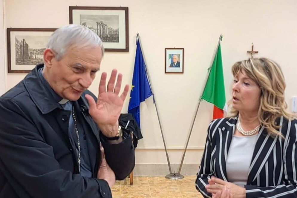 Il Cardinale con la dirigente scolastica del Virgilio professoressa Isabella Palagi - foto Liverani