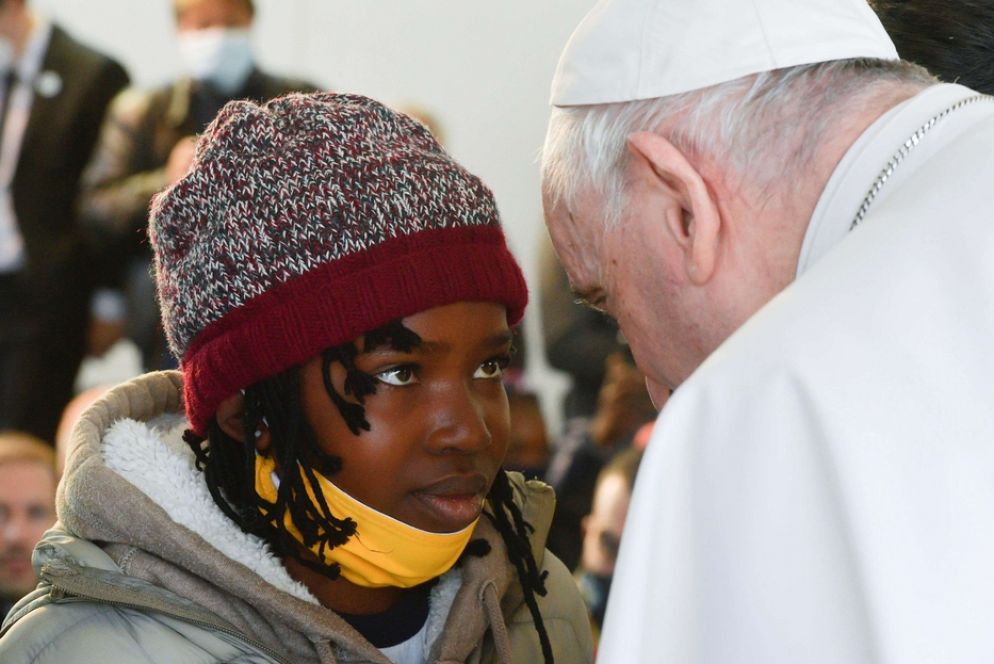 Papa Francesco nell'isola di Lesbo incontra i migranti - Vatican Media / Ansa