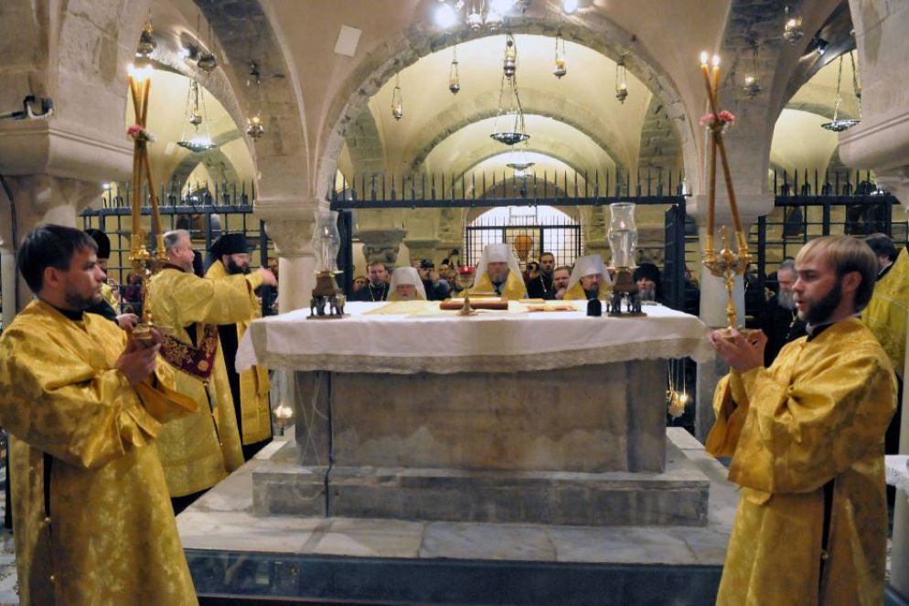 Vescovi ortodossi sulla tomba di san Nicola - Fotogramma