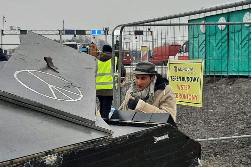 Il pianista Davide Martello al confine tra Germania e Polonia suona per i profughi - Ansa