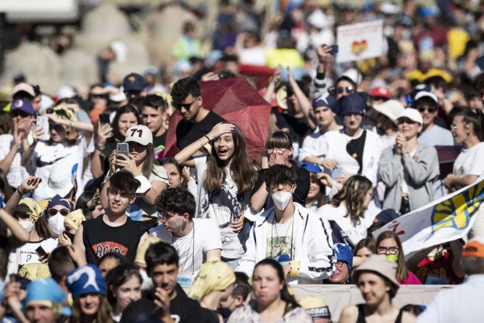 I ragazzi in piazza San Pietro per l'incontro degli adolescenti con papa Francesco, "#Seguimi" - Siciliani