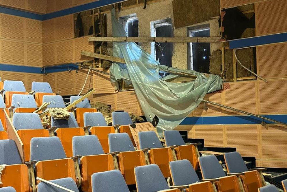 Anche l'auditorium di Sasa, dove si tenevano le lezioni del Teatro Arcobaleno, è danneggiato da mesi - E. Calò