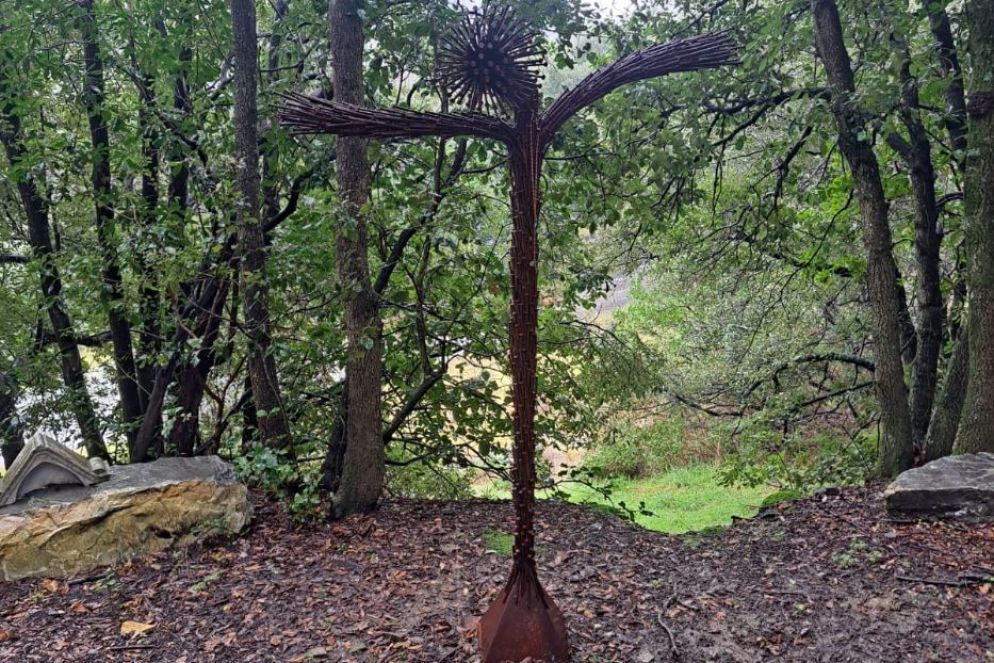 La croce che ricorda il fratello scomparso nel 2019 - Foto Castellani