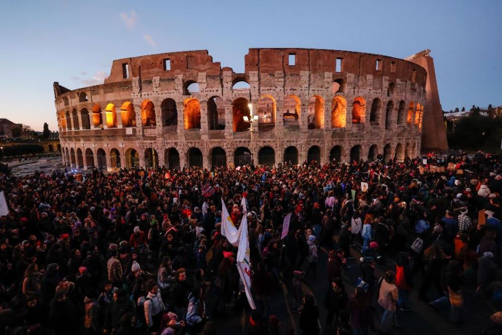 Il corteo sfila davanti al Colosseo - ANSA