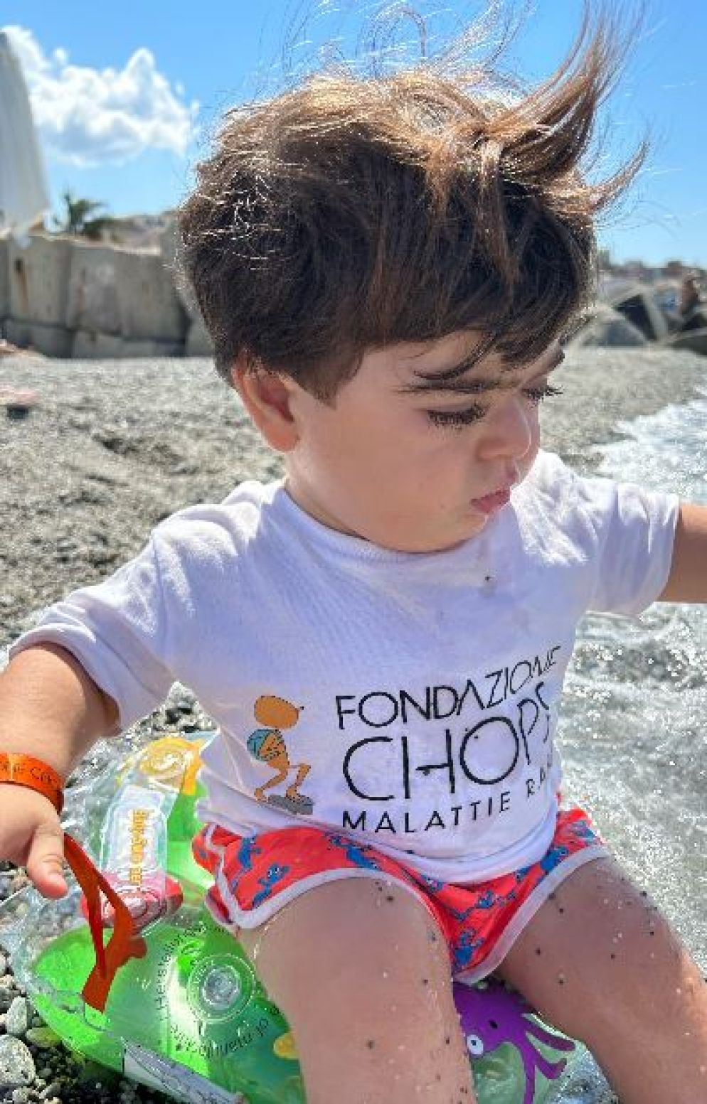 Mario indossa la maglia della Fondazione Chops nata dai suoi genitori e da quelli di Luce - Famiglia Zampella