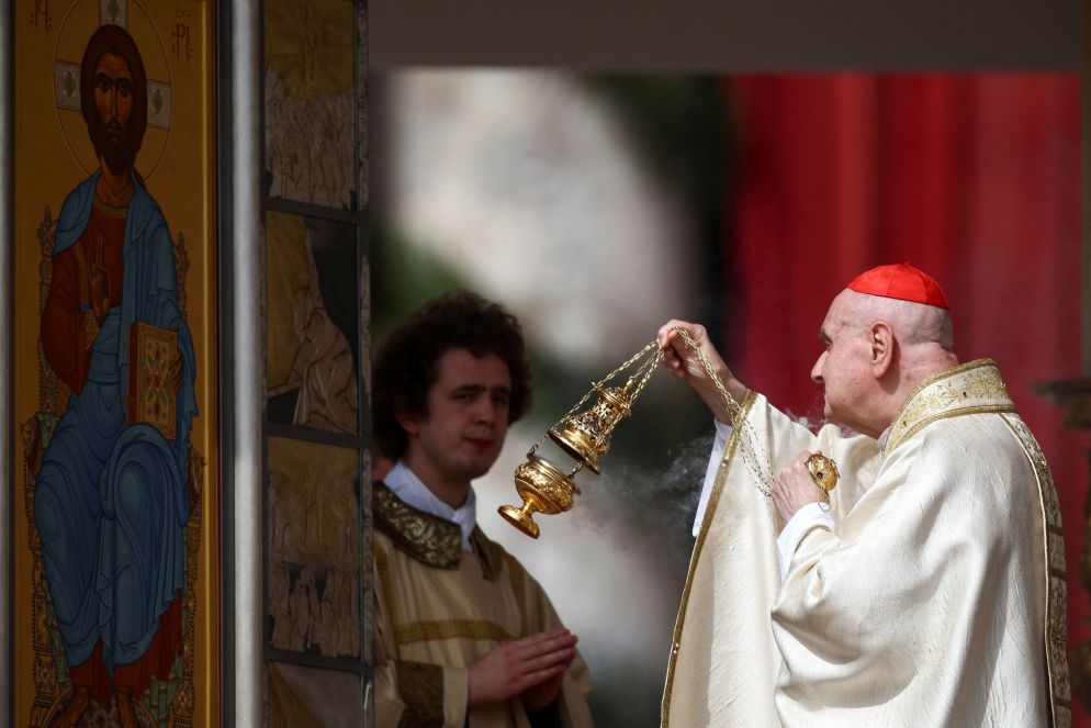 Il cardinale Angelo Comastri durante la Messa del Giorno di Pasqua, presieduta su delega papale - Reuters