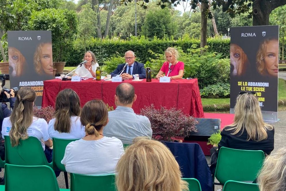 Il lancio della campagna, sullo sfondo alcuni degli slogan di quest'anno - Antonino Casadonte