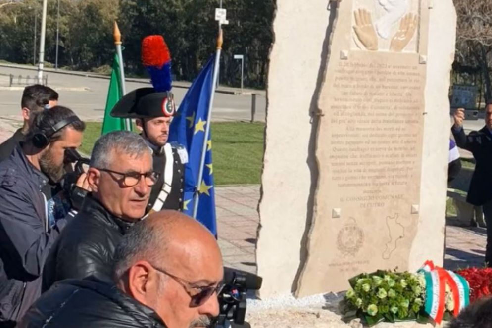 Il monumento dedicato alla memoria delle vittime e dei sopravvissuti del naufragio inaugurato ieri a Cutro - .