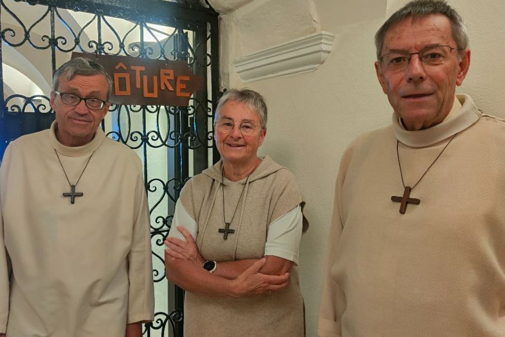 Padre Raphael, Anne Marie e padre Jean-Michel prestano servizio all'ospizio, custodendone la vocazione più autentica di luogo di ospitalità e di fede - .
