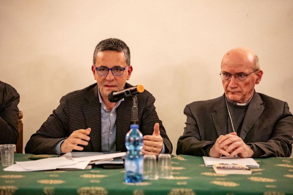 Il direttore Girardo, a sinistra, assieme all'arcivescovo di Gorizia, Redaelli, durante la presentazione degli eventi diocesani promossi in occasione di Go! 2025 - Ilaria Tassini