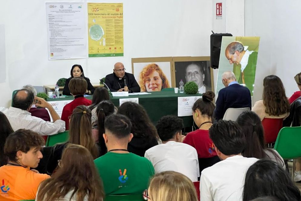 Il vescovo Cesar Essayan, vicario apostolico di Beirut, con i ragazzi del Consiglio dei giovani del Mediterraneo a Brancaccio - Gambassi