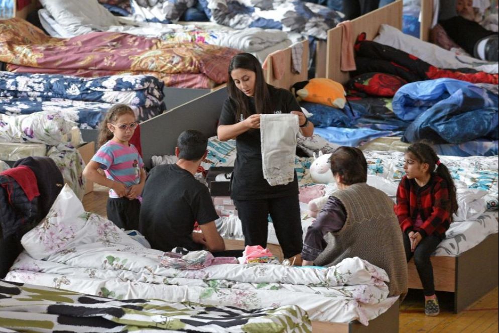 Una famiglia armena costretta dall'esercito dell'Azerbaigian a fuggire dal Nagorno-Karabakh - ANSA