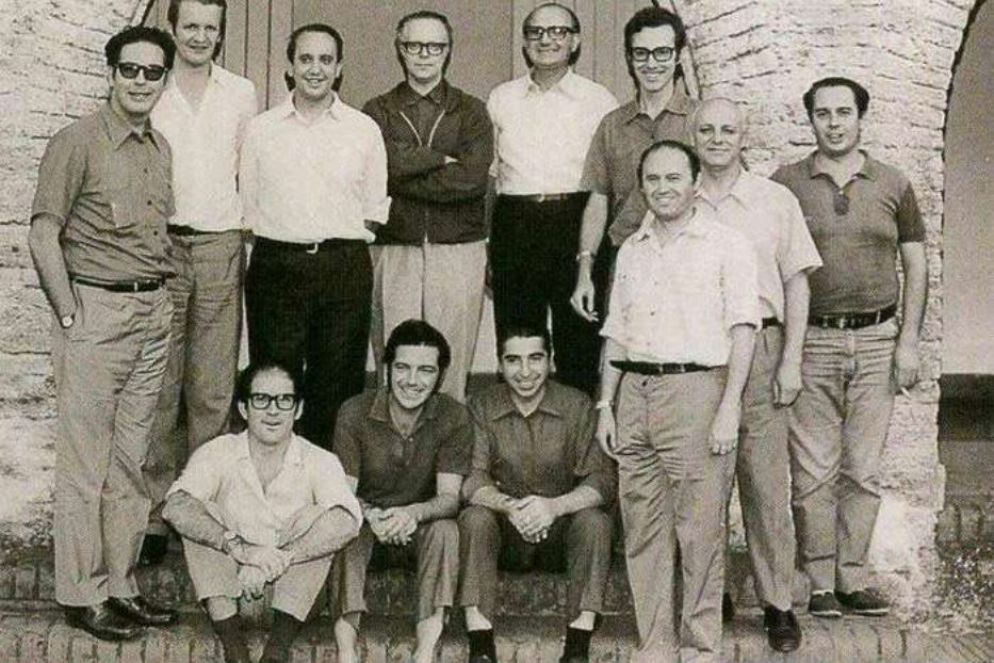 Un particolare di un periodo di formazione spirituale dei gesuiti argentini. Al centro un giovane Jorge Mario Bergoglio vicino al suo maestro spirituale Miguel Ángel Fiorito - La Civiltà Cattolica