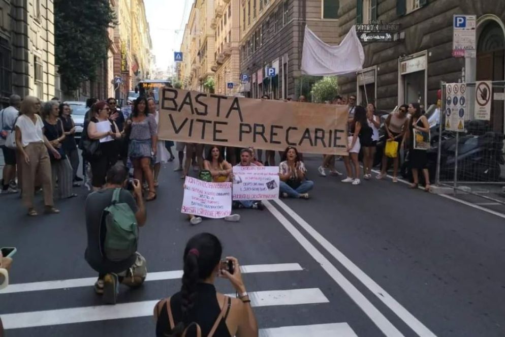 Un momento della protesta dei genitori degli studenti disabili insieme agli insegnanti di sostegno a Genova - .