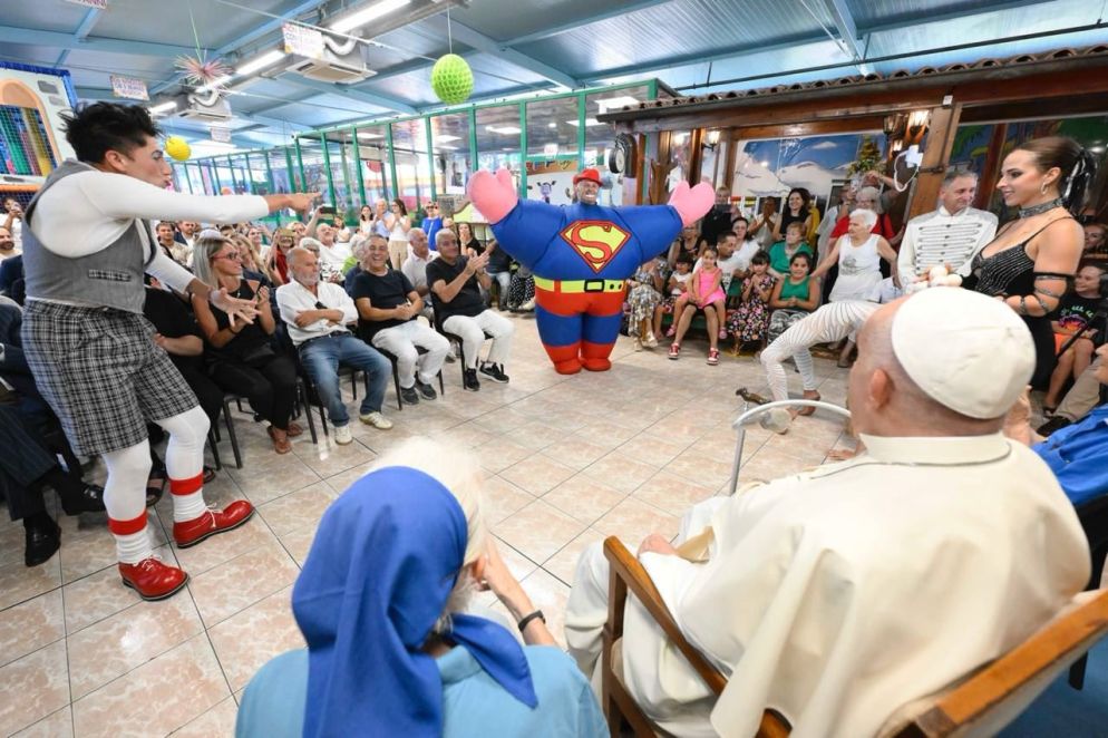 Il Papa e suor Geneviève a Ostia con la comunità dei giostrai - Vatican Media