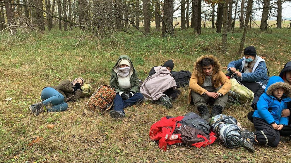 Un gruppo di profughi accampati nella foresta sul confine tra Bielorussia e Polonia