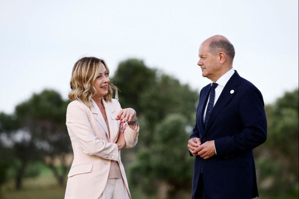 Giorgia Meloni con Olaf Scholz in Puglia - Reuters