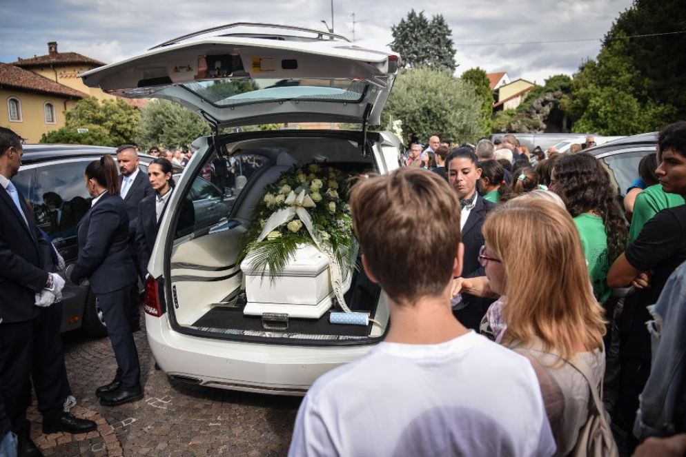 L'arrivo di uno dei feretri sul piazzale della chiesa - Ansa