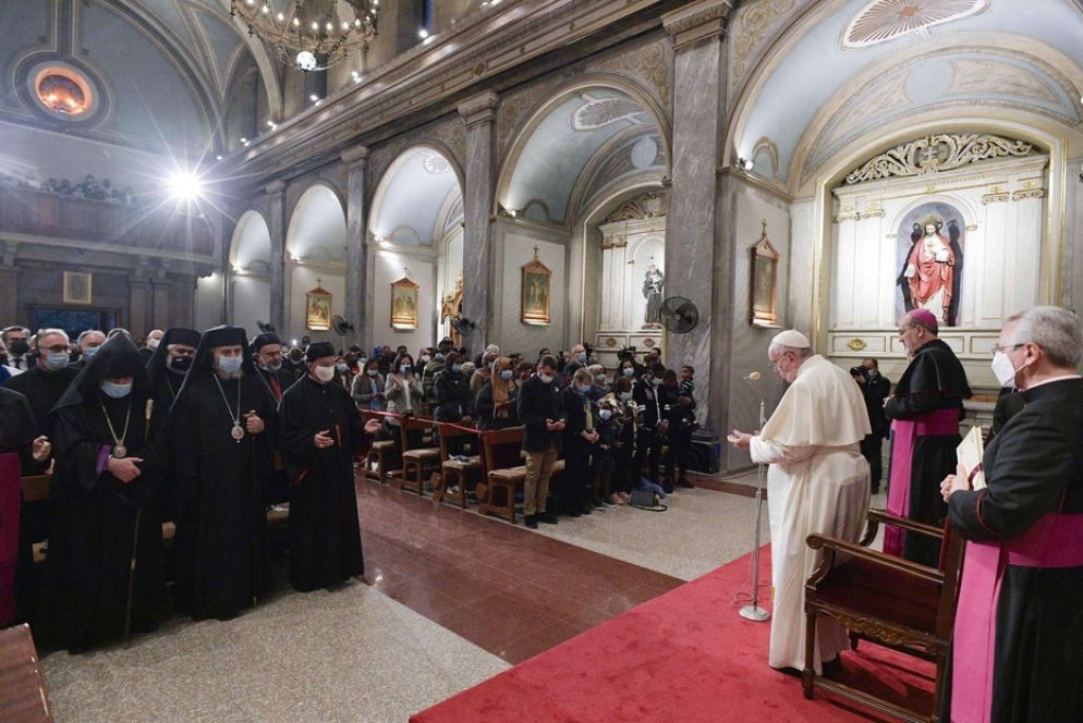 Papa Francesco durante la preghiera ecumenica nella chiesa della Santa Croce a Nicosia - Ansa