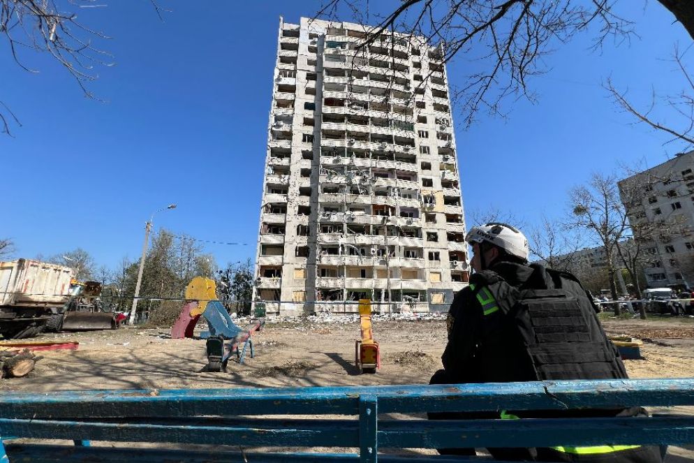 Uno dei condomini di Kharkiv devastato dal missile ipersonico russo riempito di "dadi killer" - Gambassi