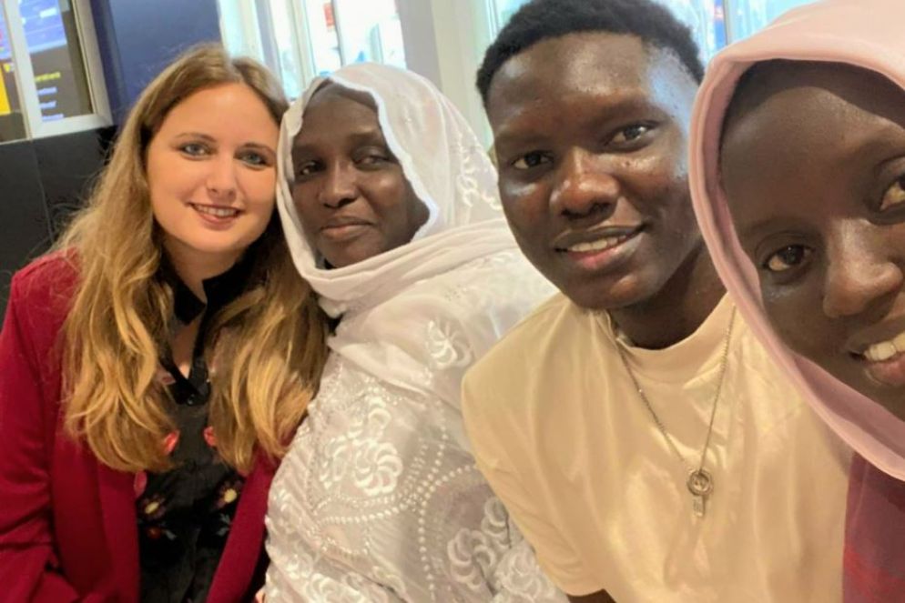 L'avvocato Alice Argento con Kalifa, il giovane salvato dalla rete Sai, all'arrivo della mamma e della sorella del ragazzo - Sai Palermo